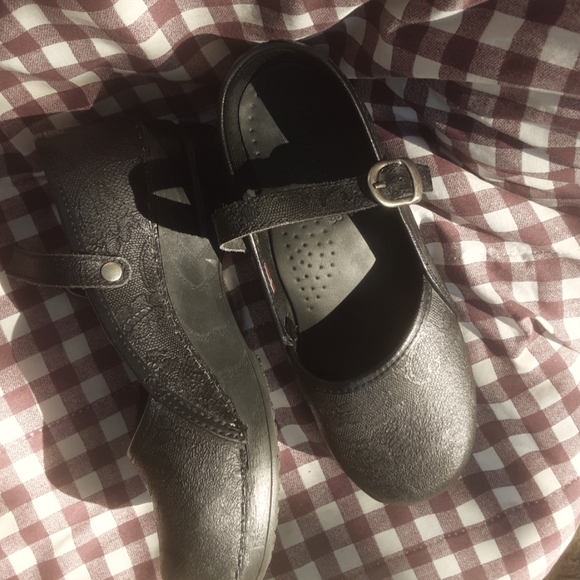 Woman's slip resistant Black Clogs - Picture 3 of 6